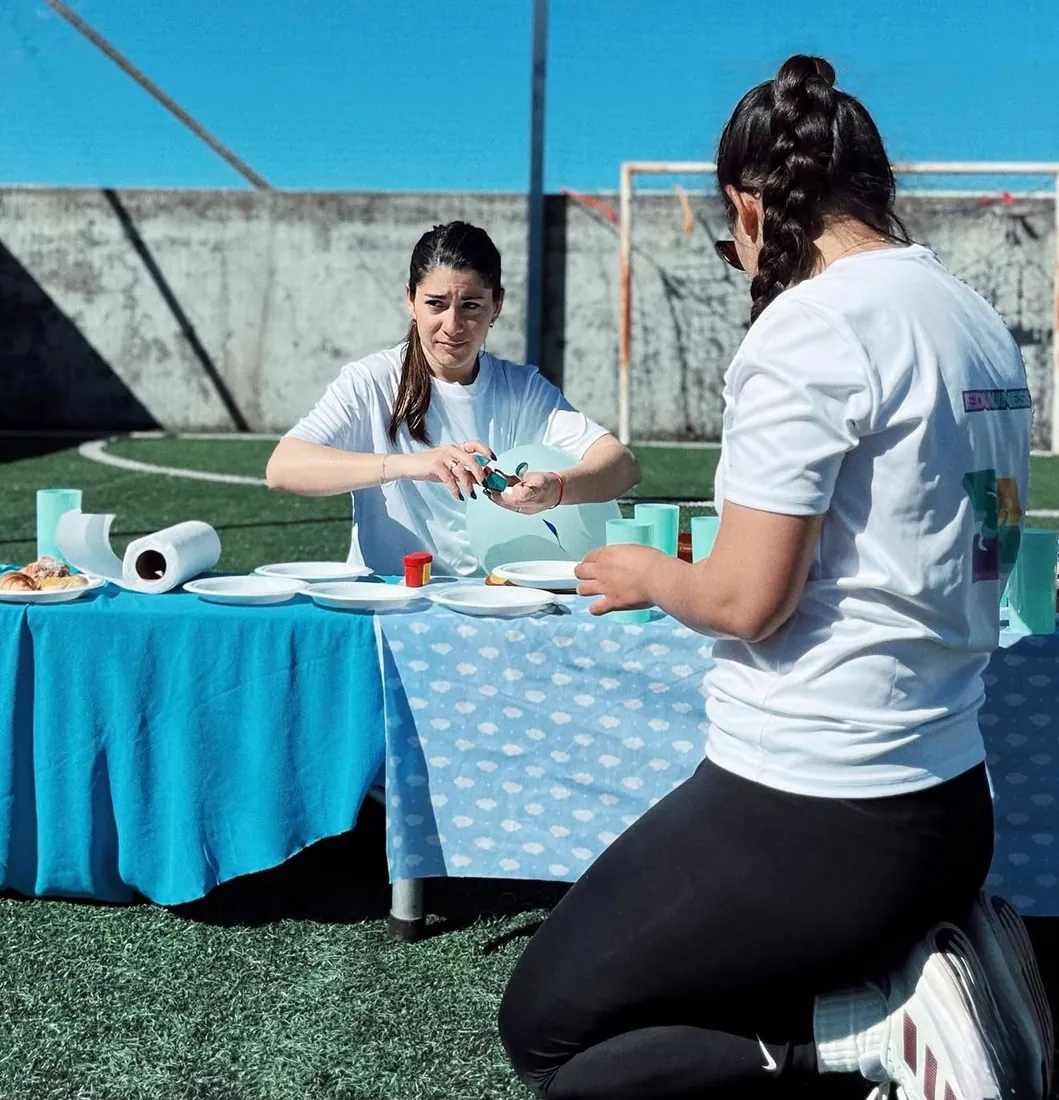 Educadora preparando una mesa de actividades para un taller