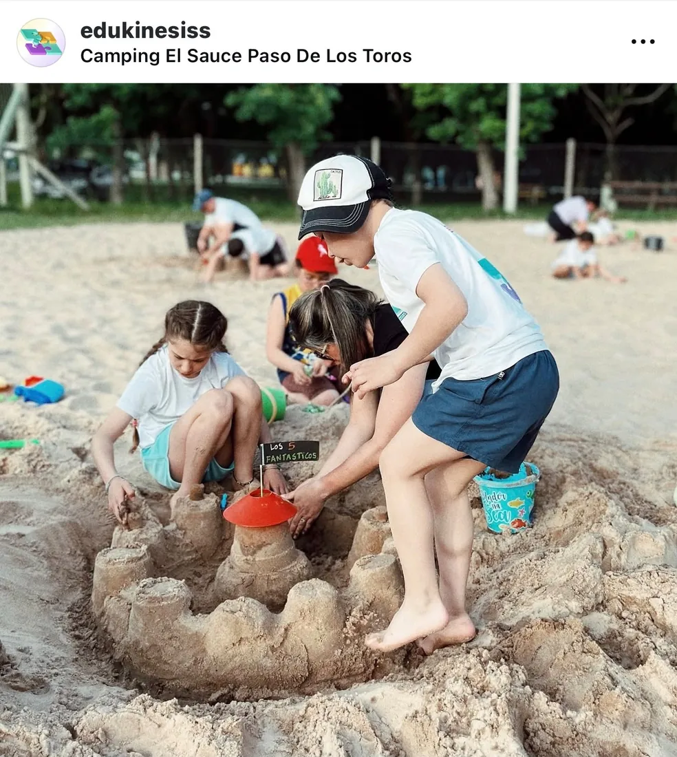 Niños construyendo castillos de arena en una actividad especial de EduKinesis