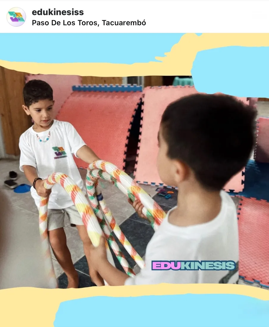 Niño concentrado en una actividad de aprendizaje con materiales didácticos en EduKinesis