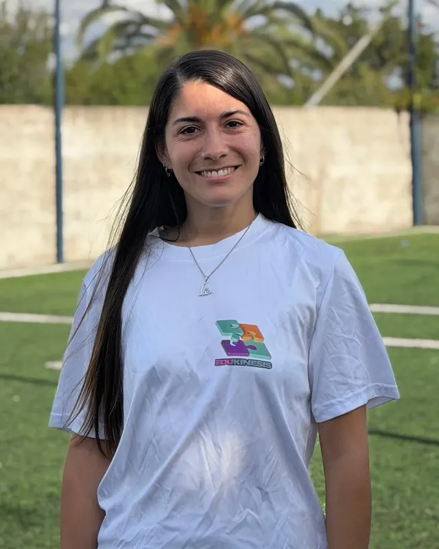 Cecilia Tito, profesora de educación física y deportes de EduKinesis, sonriendo en la cancha