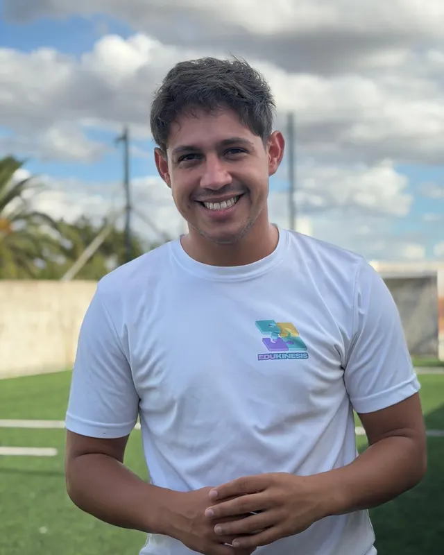 Facundo Borches, profesor de educación física de EduKinesis, sonriendo en la cancha