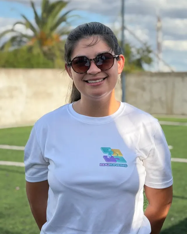 Jimena Borches, maestra de educación primaria de EduKinesis, sonriendo en la cancha