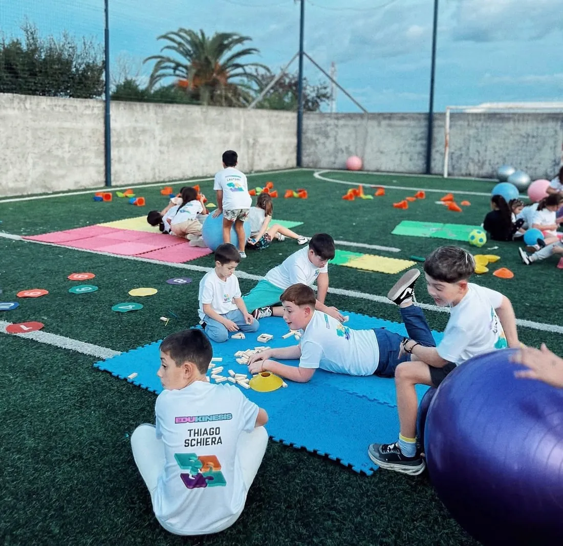 Niños jugando con bloques de madera en el taller de construcción y creatividad